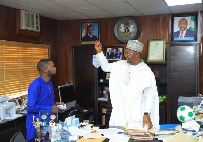 COVID-19: Sports Minister’s Aide, Kola Daniel Supports Journalists With Cash, Sanitiser