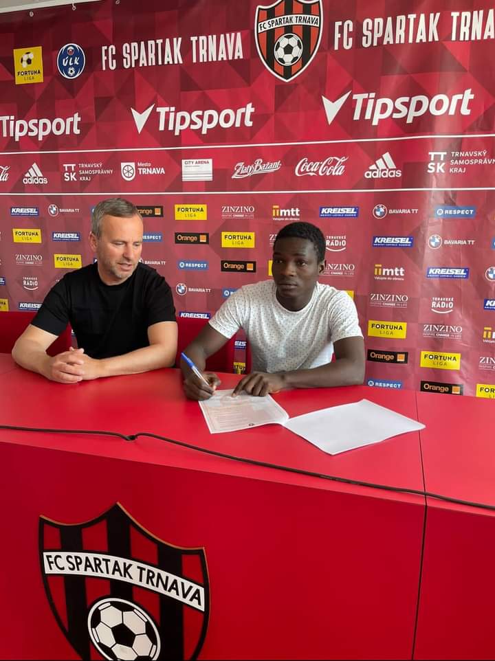 36 Lion FC Prodigy podpísal zmluvu s Azizom Oceanim do európskeho klubu FC Spartak Trina